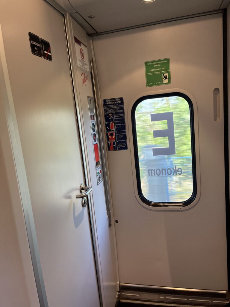 アフラシャブ号 連結部 トイレのドア