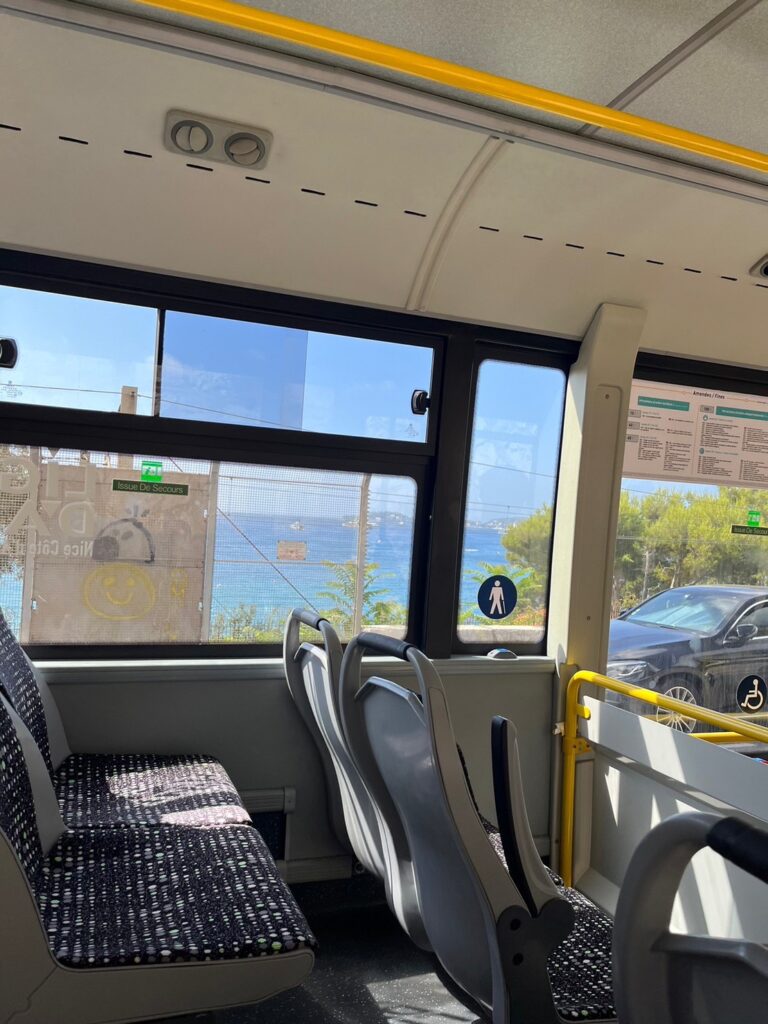 エズ駅行きのバス車内