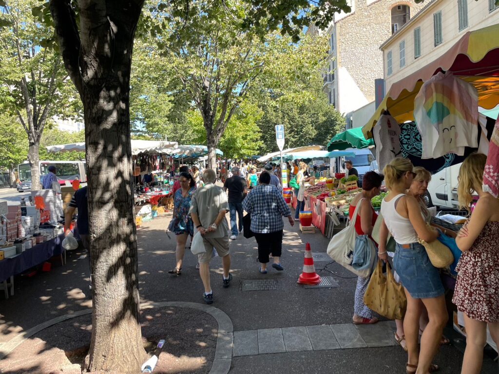 マルセイユの市場を行きかう人々