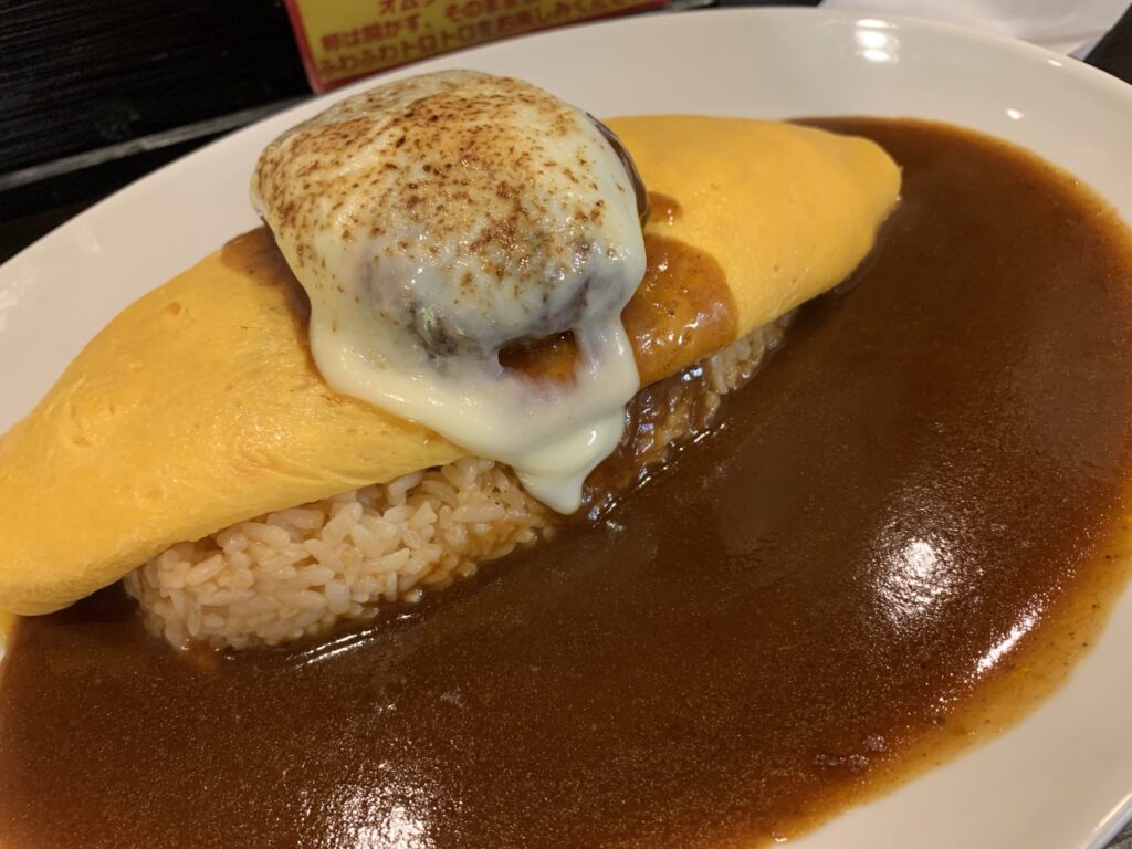 長屋オムライス チーズハンバーグののったオムライス