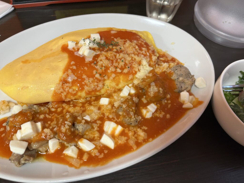長屋オムライス チーズとトマトソースのハンバーグ
