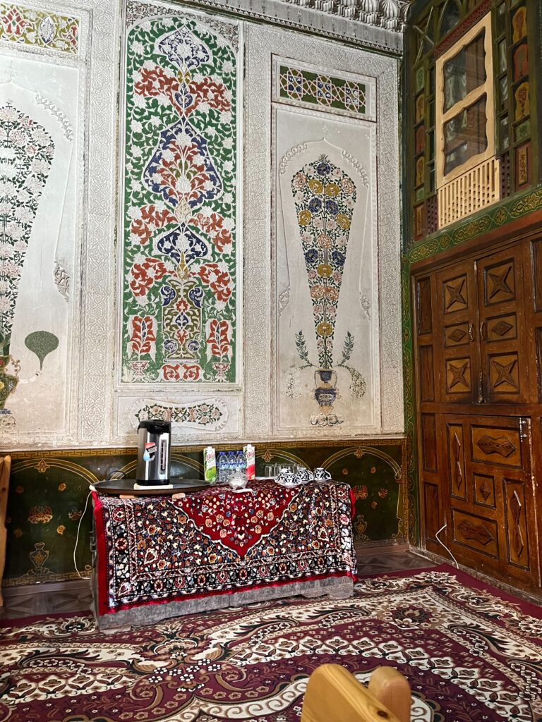 民族調の部屋 ウズベキスタンのホテル Rabat Boutique Hotel