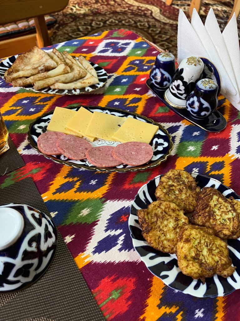 チーズやベーコンの朝食 ウズベキスタン Rabat Boutique Hotel